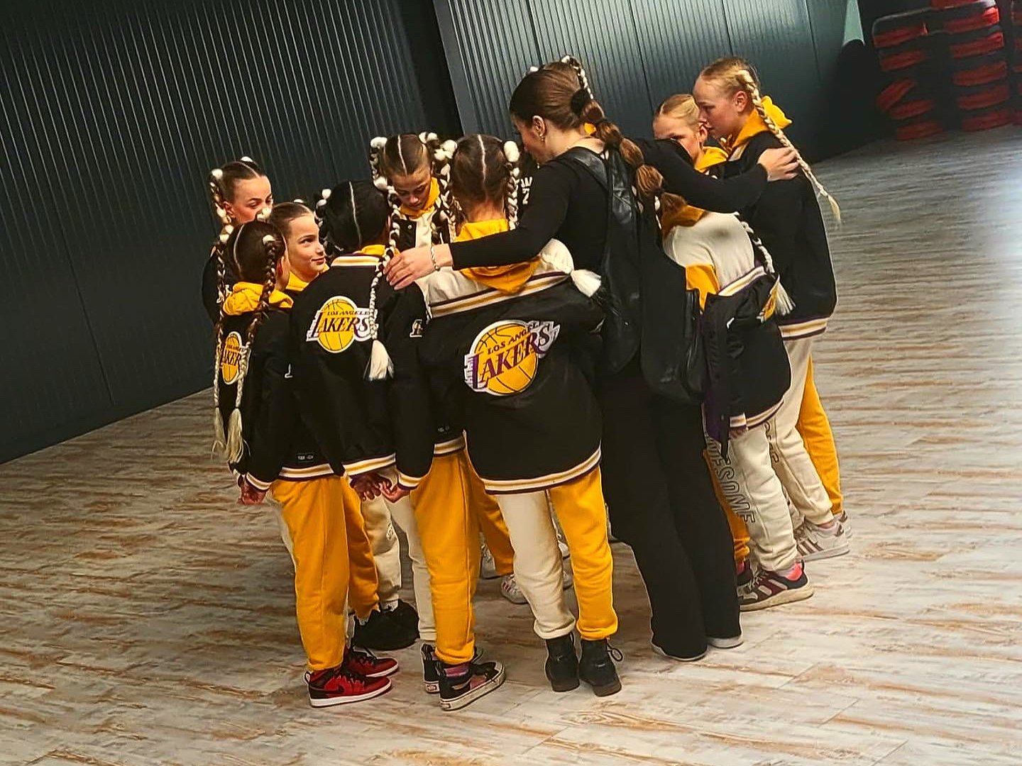 Danique met haar dansers in een huddle, sfeerfoto Eyecatcher Family