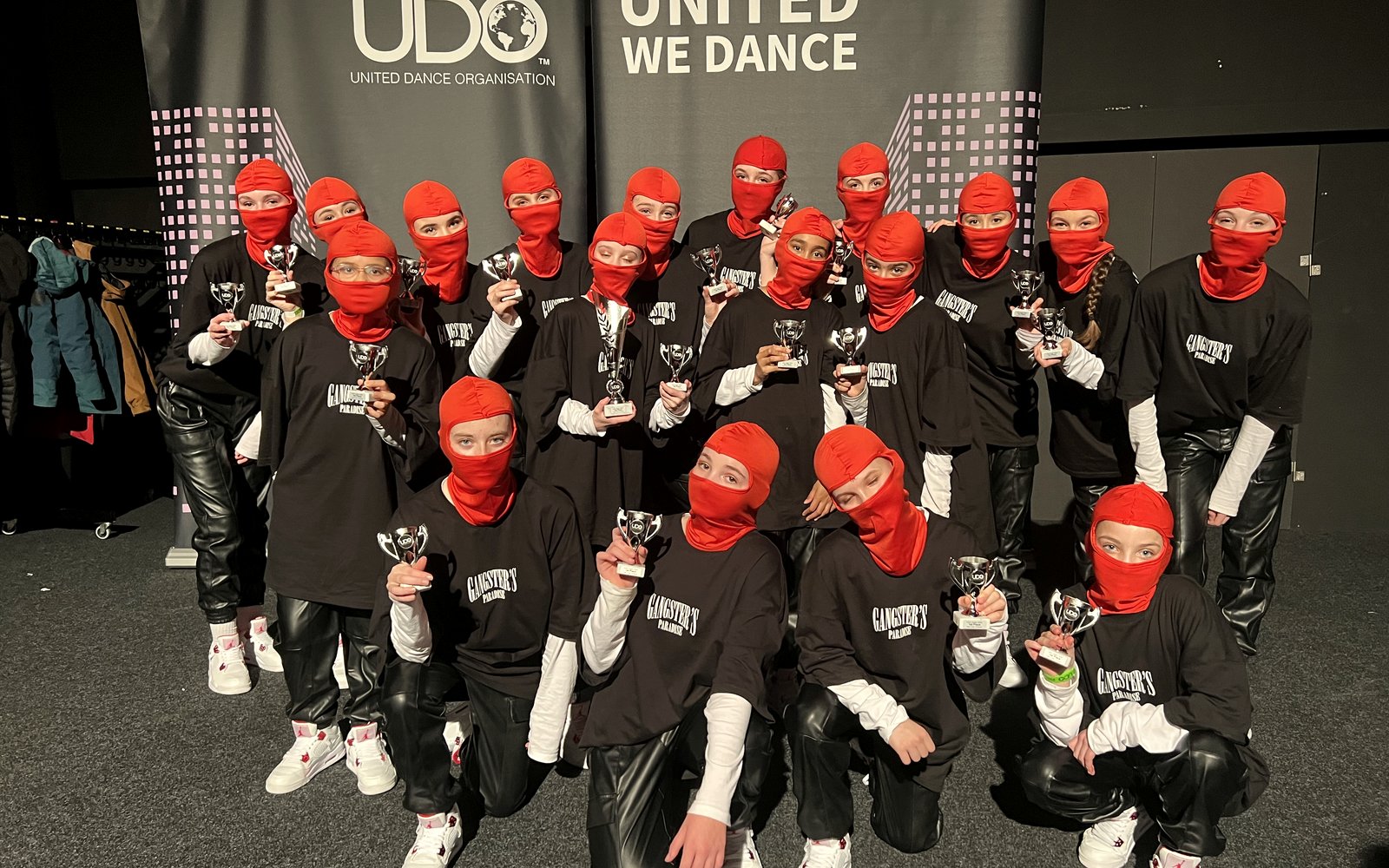 Eyecatcher-optreden met rode maskers